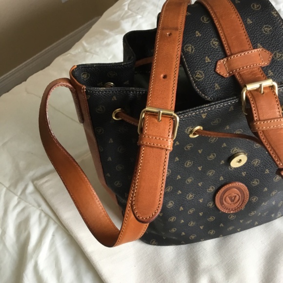 Beautiful Valleverde Shoulder/Crossbody Drawstring Leather Bag - Picture 5 of 10